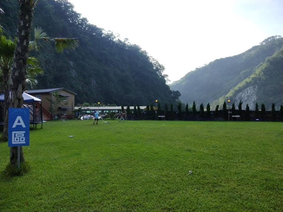 草地帳篷與山景